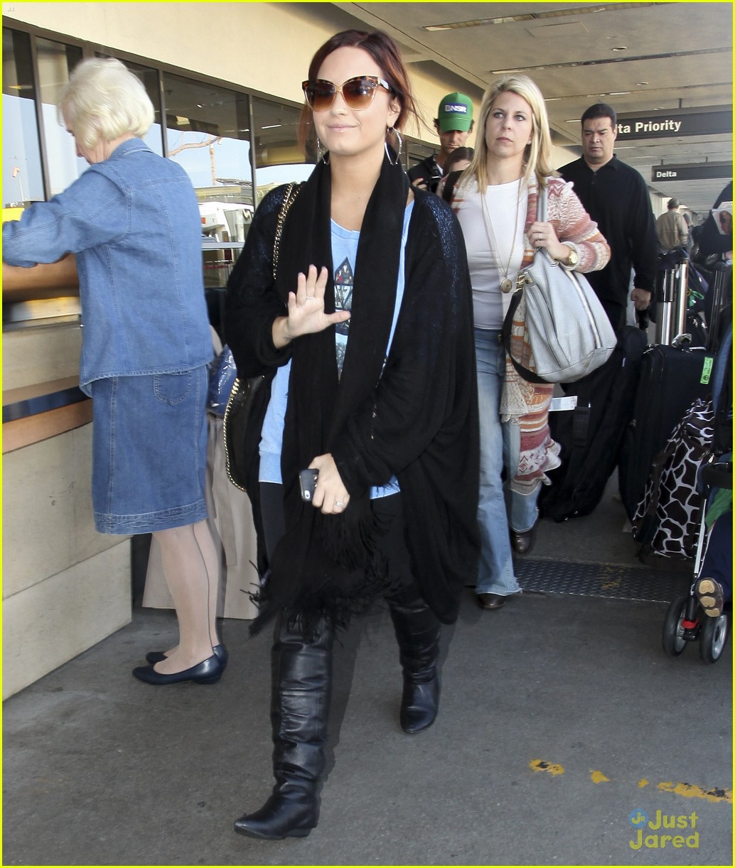 Full Sized Photo of demi lovato airport 07 | Demi Lovato: Departing for