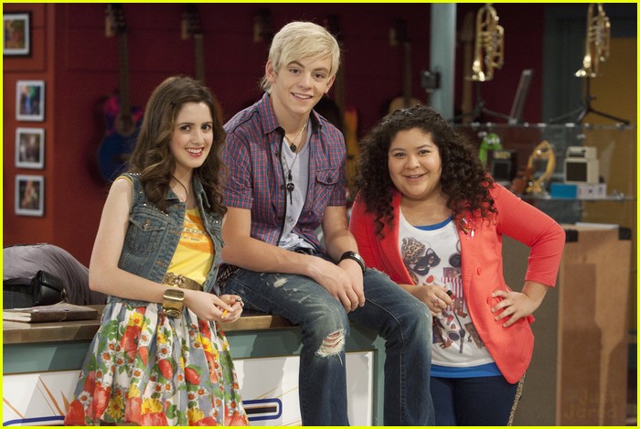 Laura Marano to Calum Worthy: What Did You Do To My Book?! | Photo ...