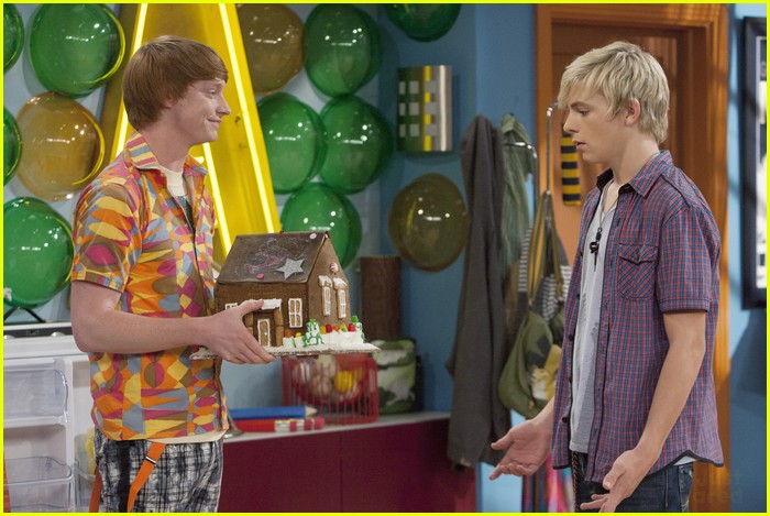 Laura Marano to Calum Worthy: What Did You Do To My Book?! | Photo ...