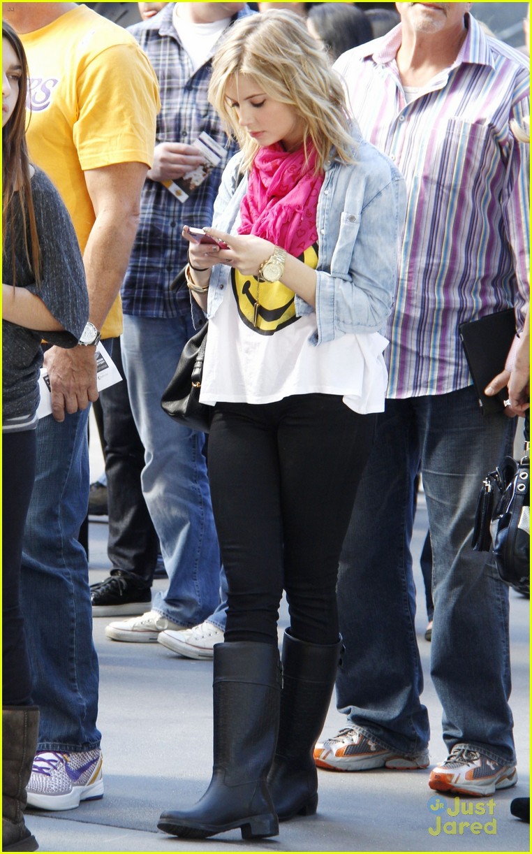 Full Sized Photo of ashley benson lakers game 08 | Ashley Benson