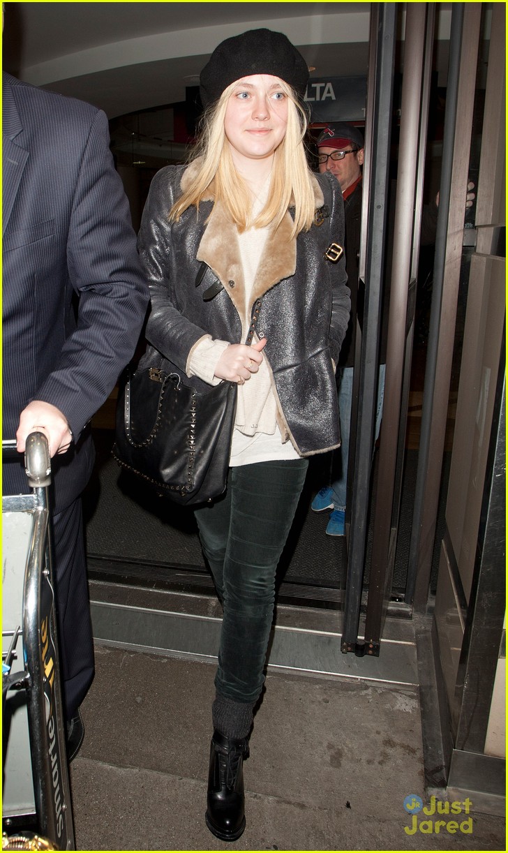 Full Sized Photo of dakota fanning la nyc bound 05 | Dakota Fanning ...