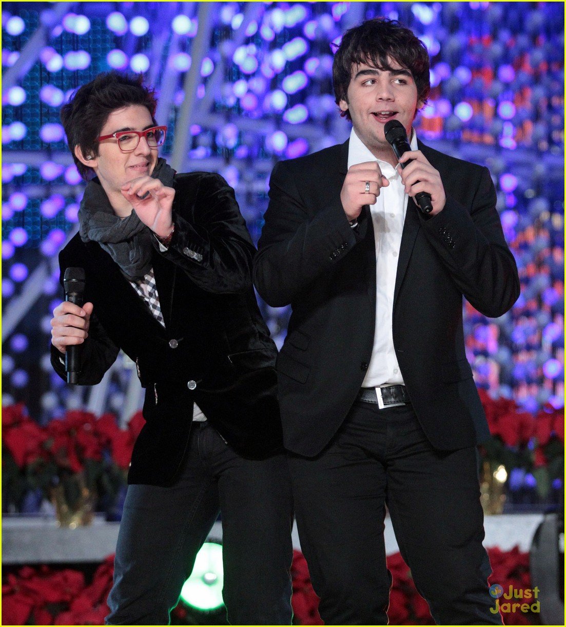 Full Sized Photo of il volo la live lighting 07 Il Volo Holiday Tree Lighting in Los Angeles