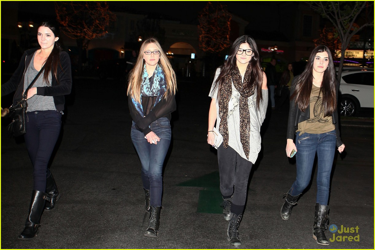 Full Sized Photo of kendall kylie jenner movie night 02 | Kylie Jenner
