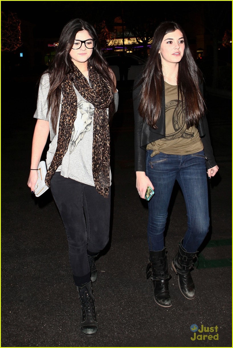 Full Sized Photo of kendall kylie jenner movie night 09 | Kylie Jenner