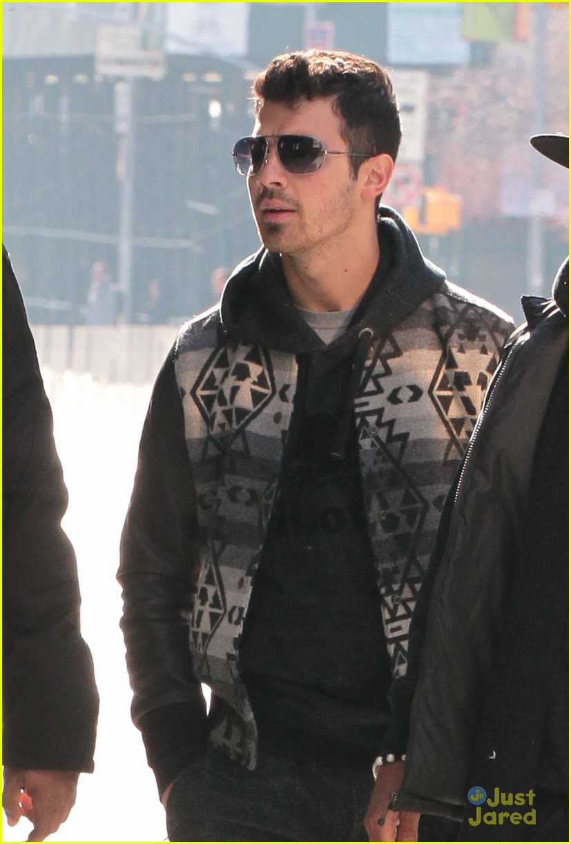 Full Sized Photo of joe jonas nyc walk 01 | Joe Jonas: SoHo Stroll