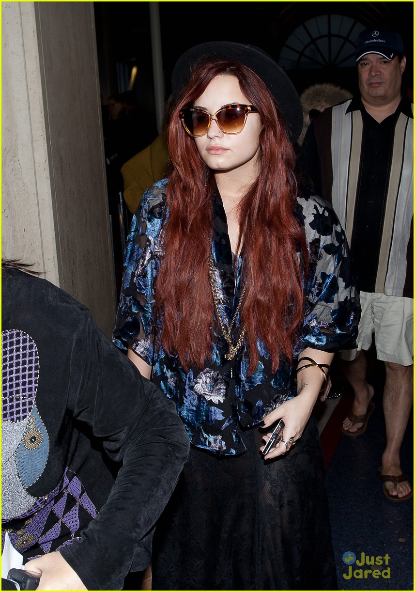 Demi Lovato Lands at LAX | Photo 452064 - Photo Gallery | Just Jared Jr.