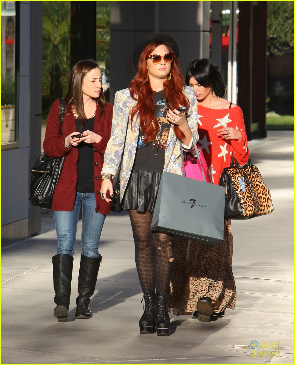 Full Sized Photo of demi lovato holiday shopping 14 | Demi Lovato
