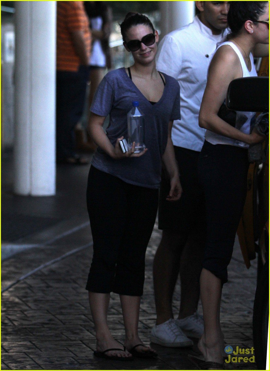 jessica lowndes miami yoga 01