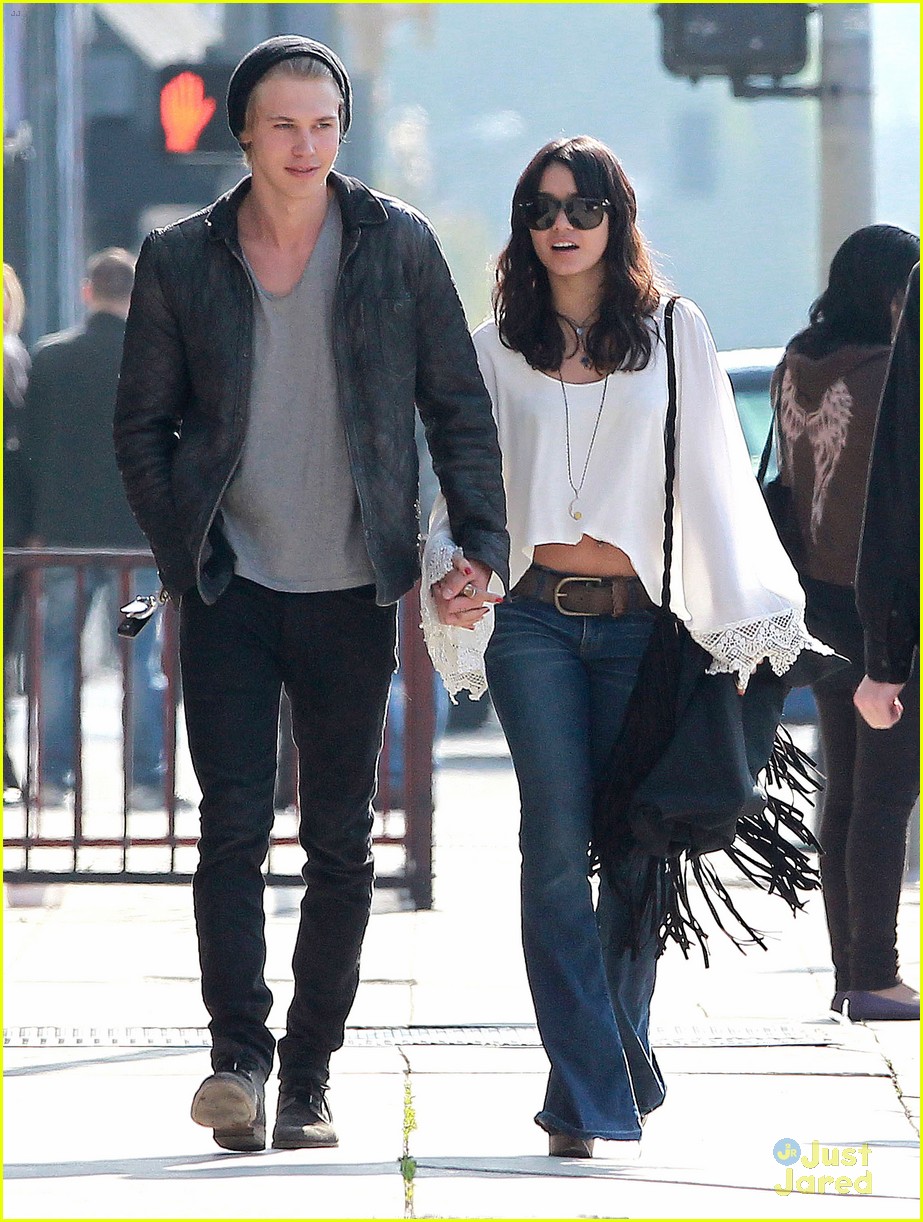 Vanessa Hudgens & Austin Butler: Kissing Couple! | Photo 452698 - Photo ...