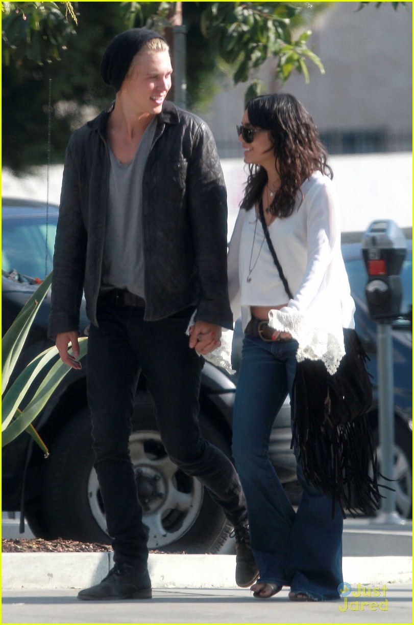 Vanessa Hudgens & Austin Butler: Kissing Couple! | Photo 452699 - Photo ...