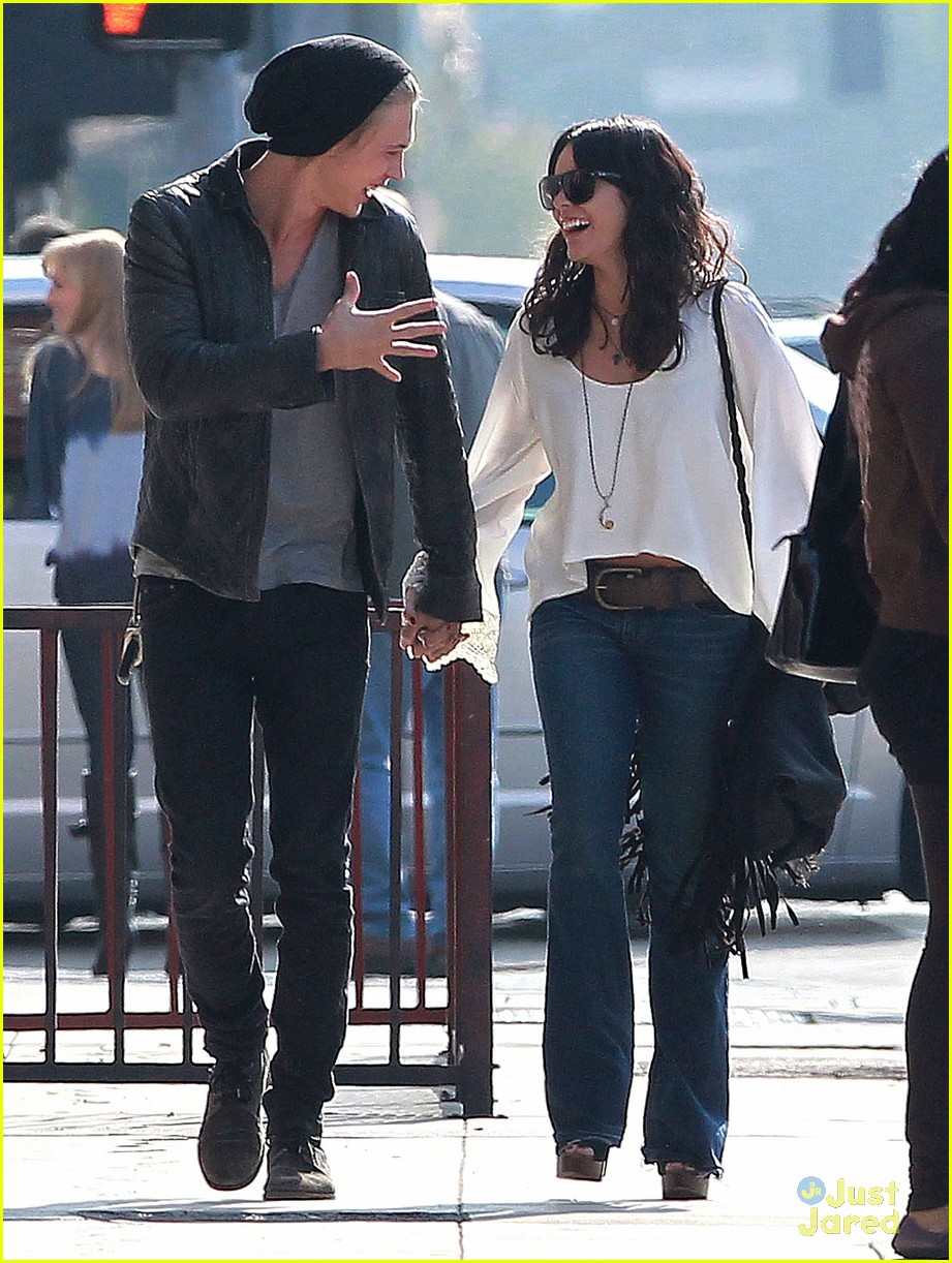 Vanessa Hudgens & Austin Butler Kissing Couple! Photo 452704 Photo