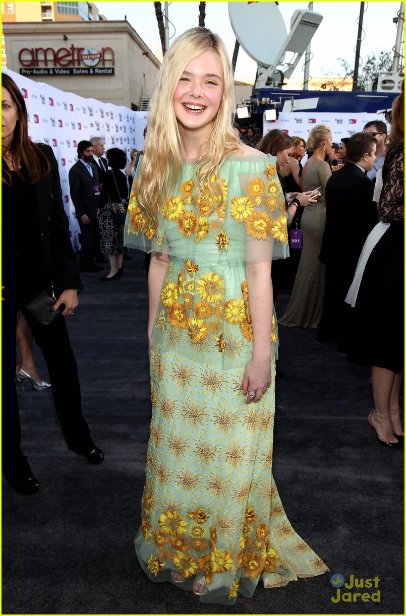 Full Sized Photo of elle fanning critics choice 03 | Elle Fanning