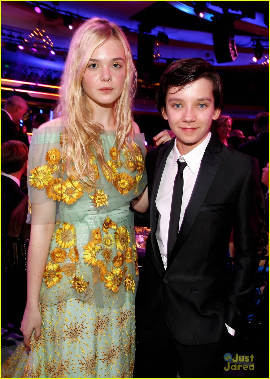 Full Sized Photo of elle fanning critics choice 04 | Elle Fanning