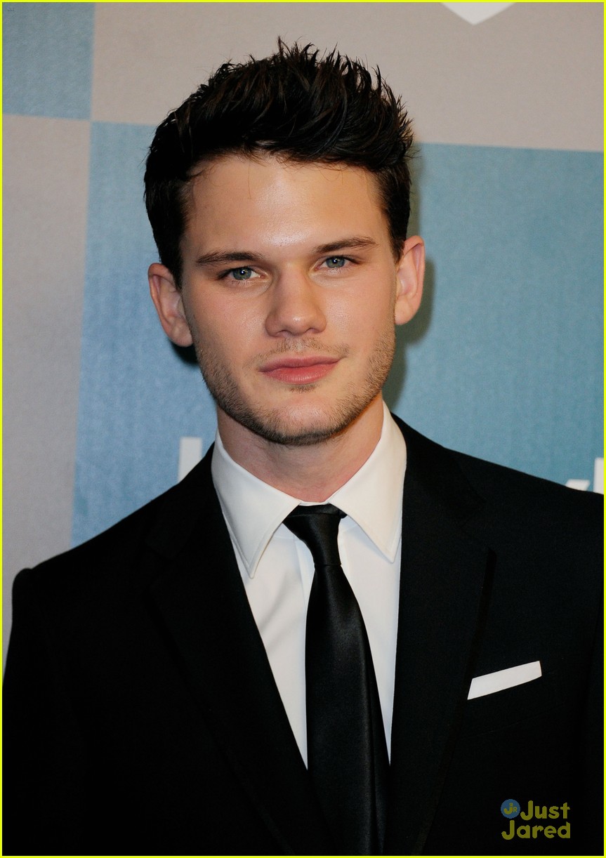 full-sized-photo-of-jeremy-irvine-uk-critics-choice-01-jeremy-irvine