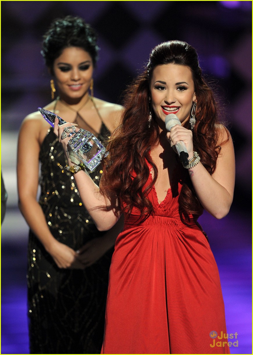 Demi Lovato: People's Choice Awards Winner & Performance! | Photo ...