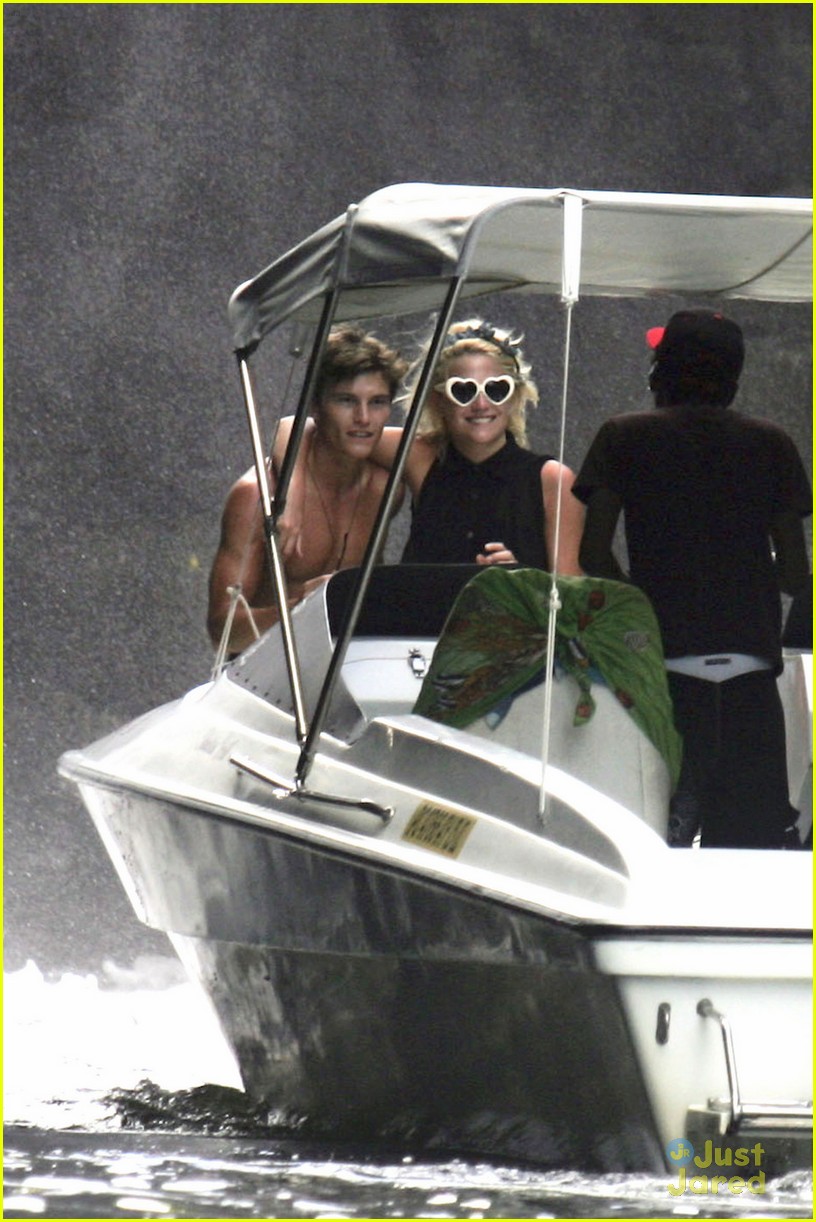 Full Sized Photo of pixie oliver boat ride 02 | Pixie Lott: Motor Boat