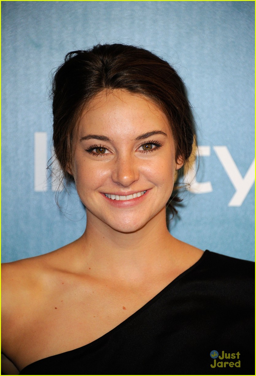 Shailene Woodley: Five Toe Shoes! | Photo 455792 - Photo Gallery | Just ...