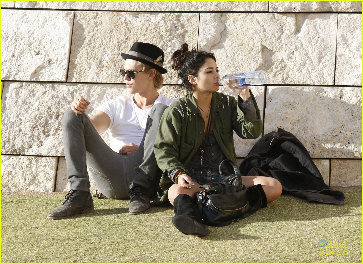 Vanessa hudgens and Austin Butler. Джош Хатчерсон и Ванесса Хадженс. Остин Батлер папарацци. Сапоги Butler.