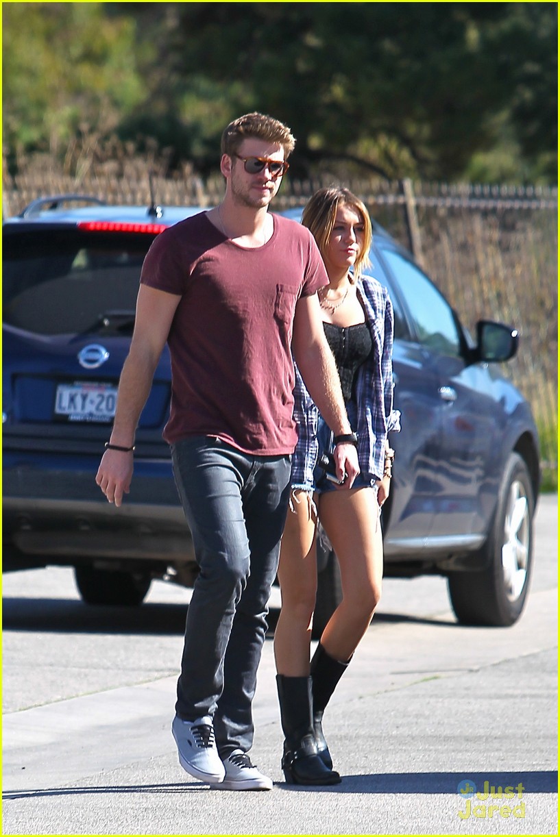 Full Sized Photo of miley cyrus liam hemsworth lunch 09 | Miley Cyrus