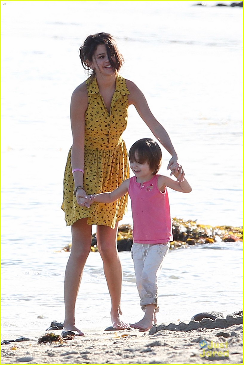 Full Sized Photo of selena gomez justin bieber siblings beach 04