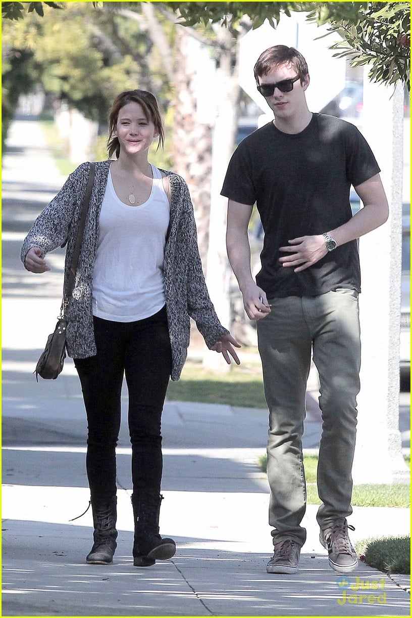 jennifer lawrence nicholas hoult walk 02