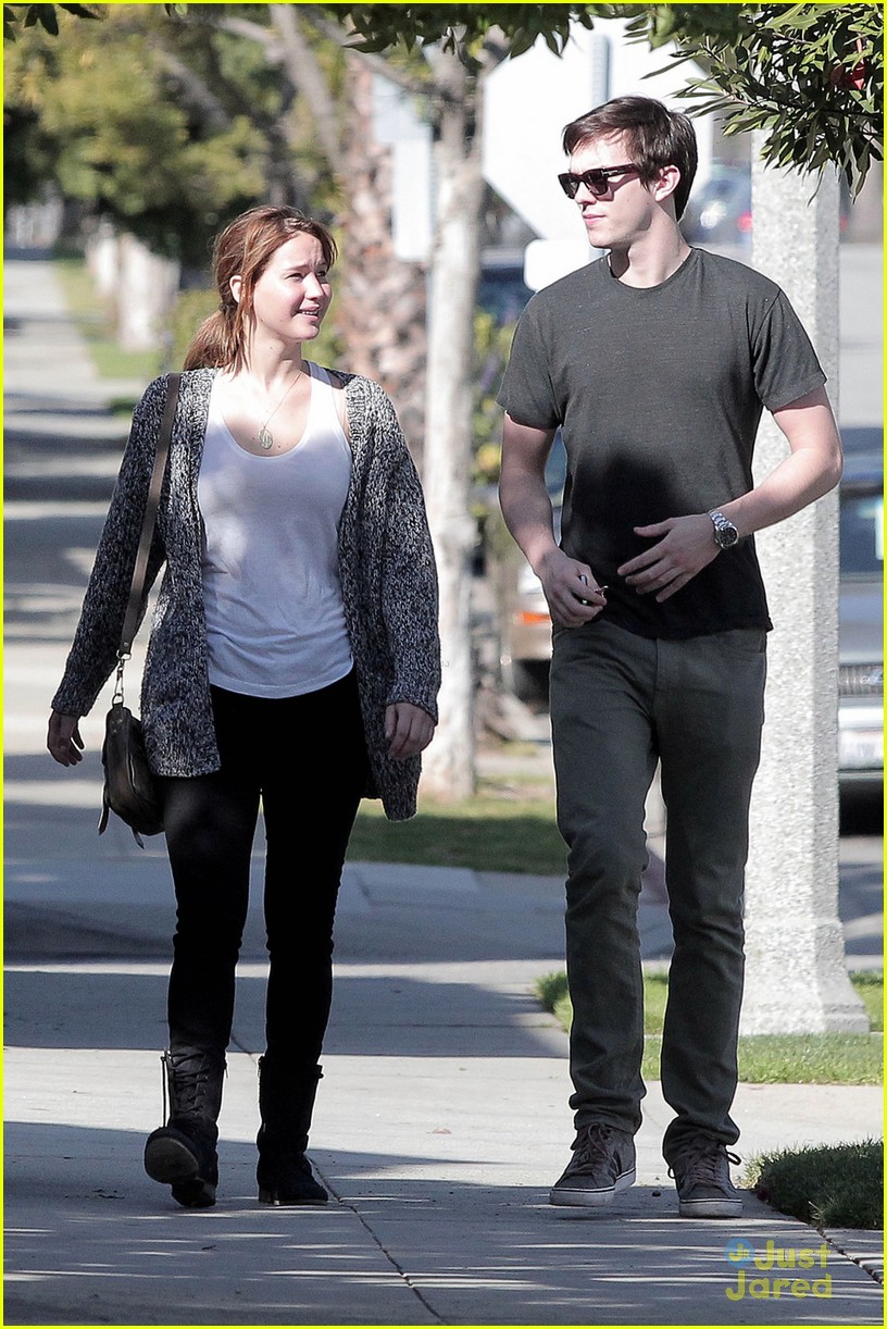 jennifer lawrence nicholas hoult walk 05