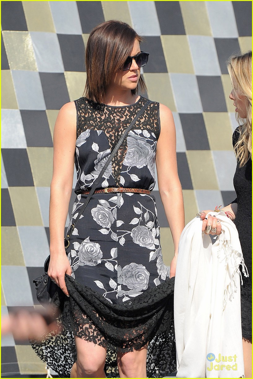 Shenae Grimes 90210 At The Hollywood Cemetery Photo 458089 Photo Gallery Just Jared Jr 