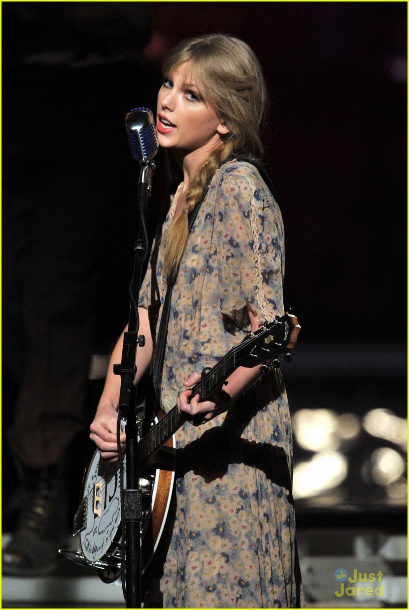 Taylor Swift Grammys 2012 Performance Photo 459535 Photo