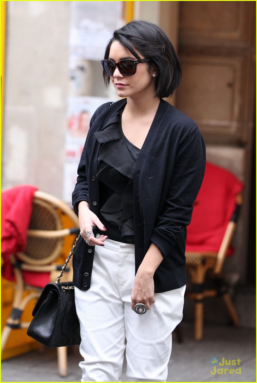 Full Sized Photo of vanessa hudgens chanel shop 05 | Vanessa Hudgens