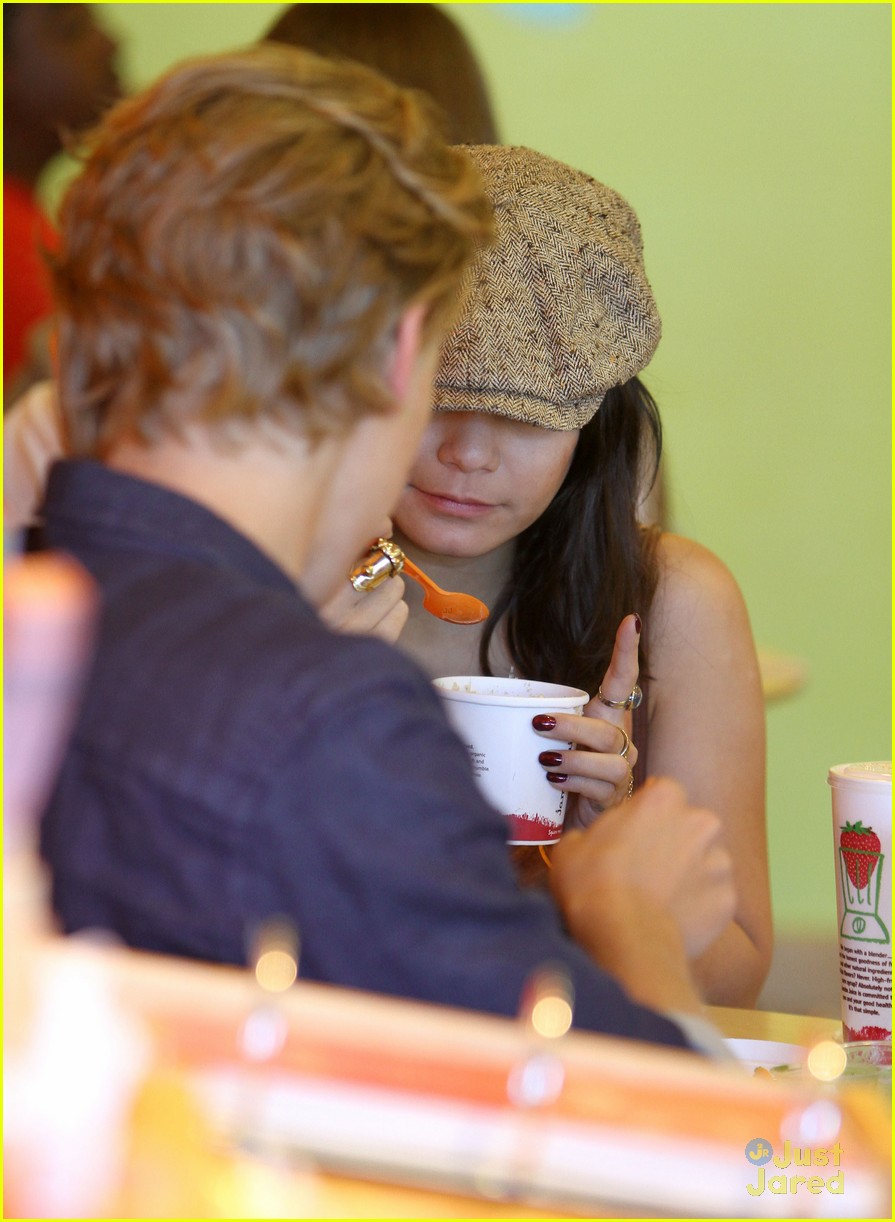 Vanessa Hudgens & Austin Butler Jamba Juice Stop Photo 458604