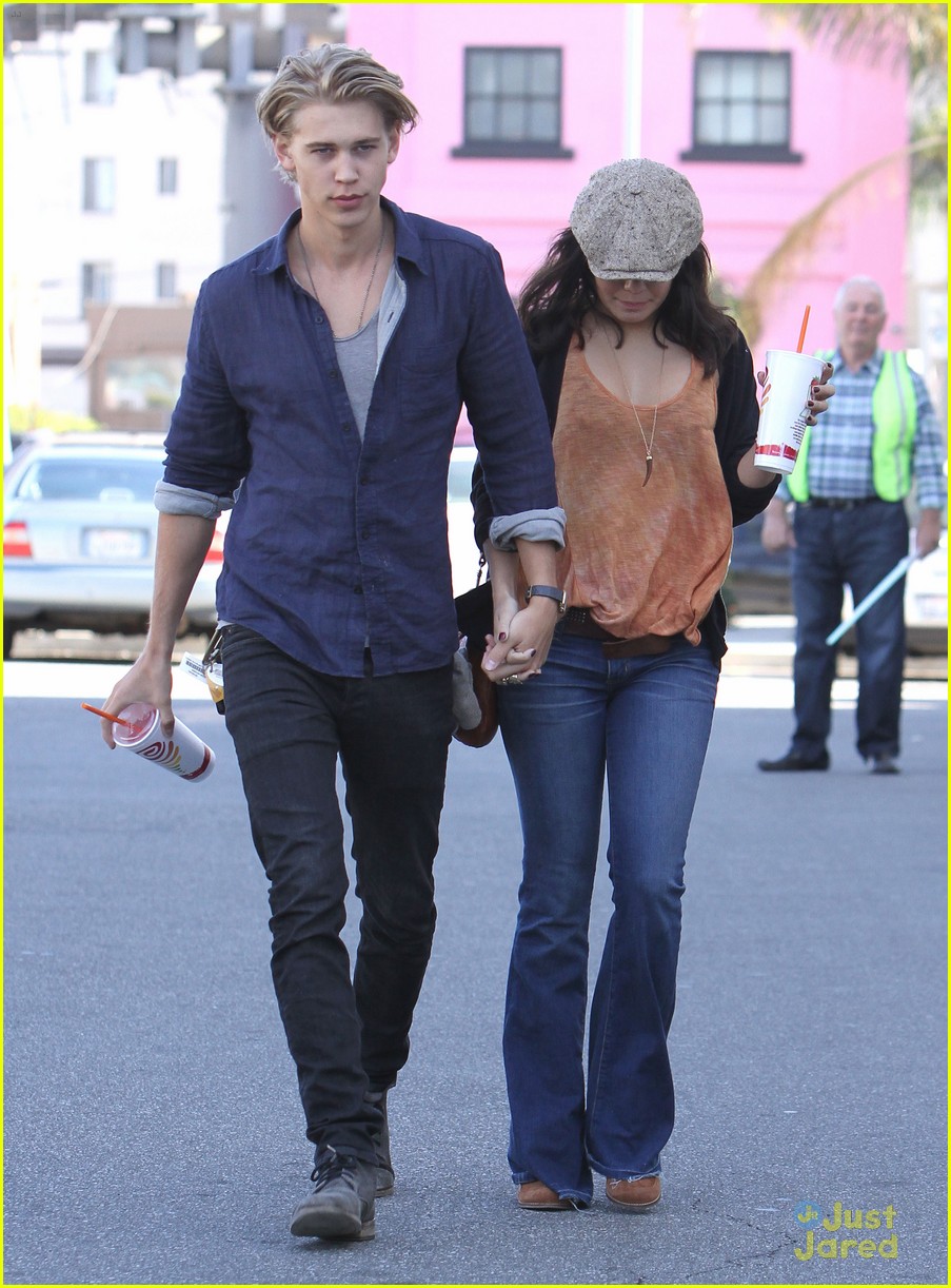 Vanessa Hudgens & Austin Butler Jamba Juice Stop Photo 458605