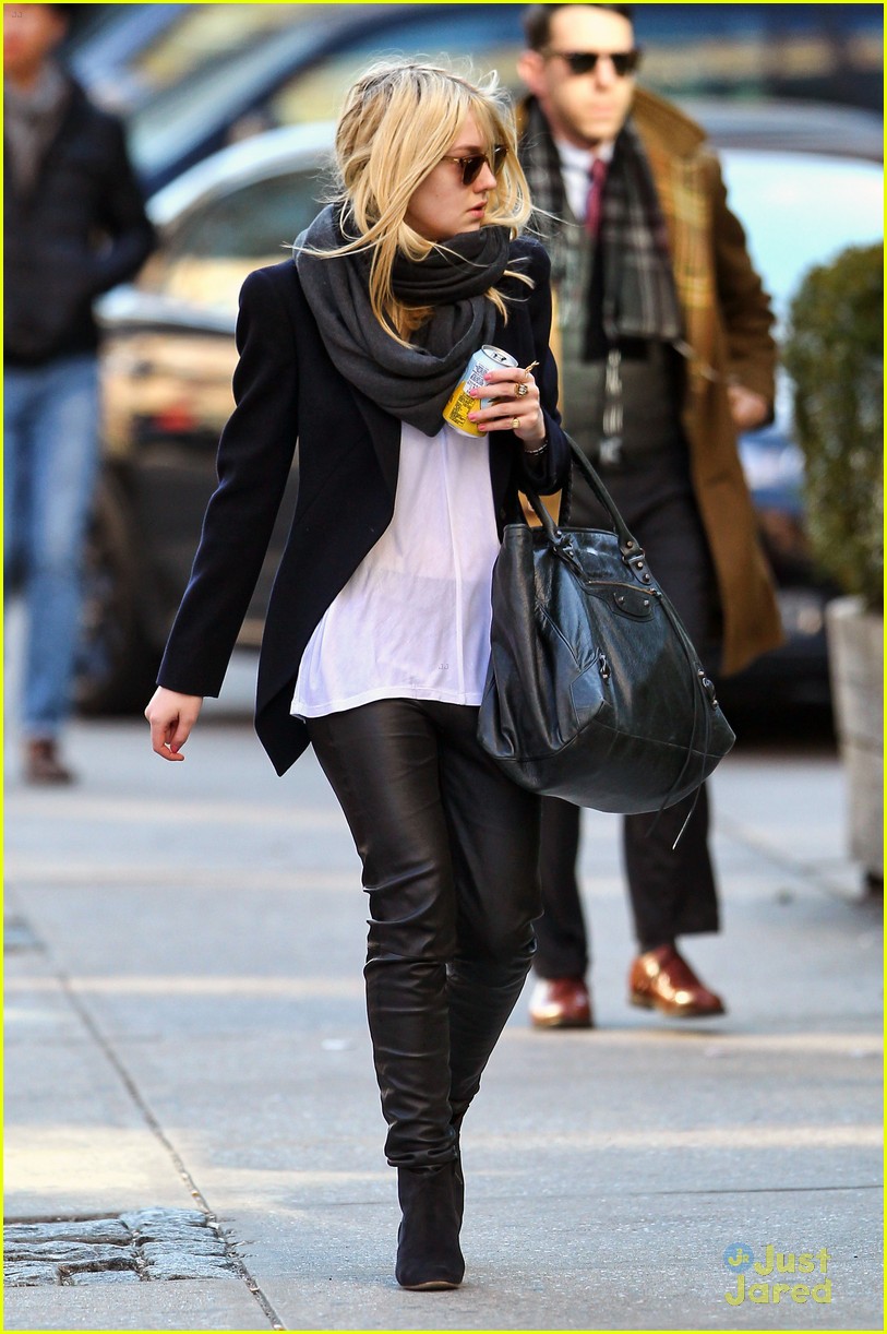 Dakota Fanning Bundles Up in the Big Apple | Photo 462644 - Photo ...