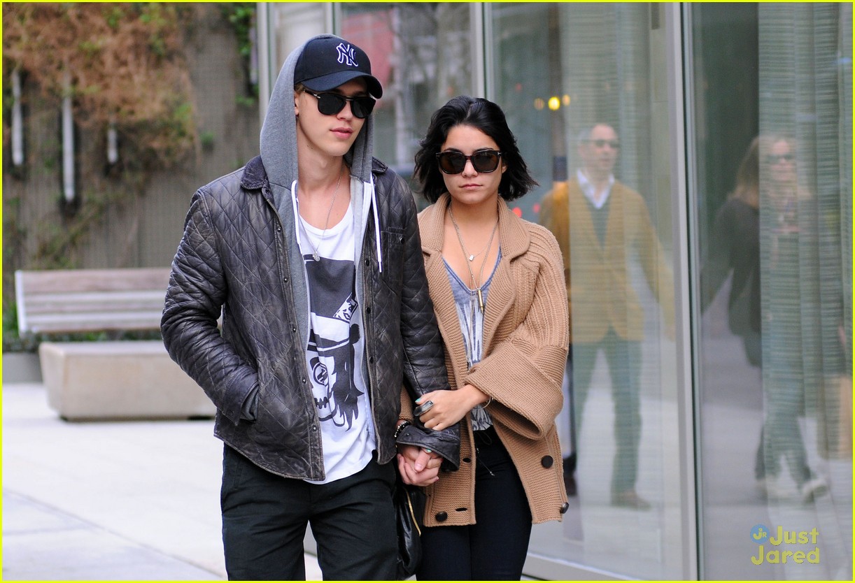 Vanessa Hudgens & Austin Butler: Saturday Stroll | Photo 465536 - Photo ...