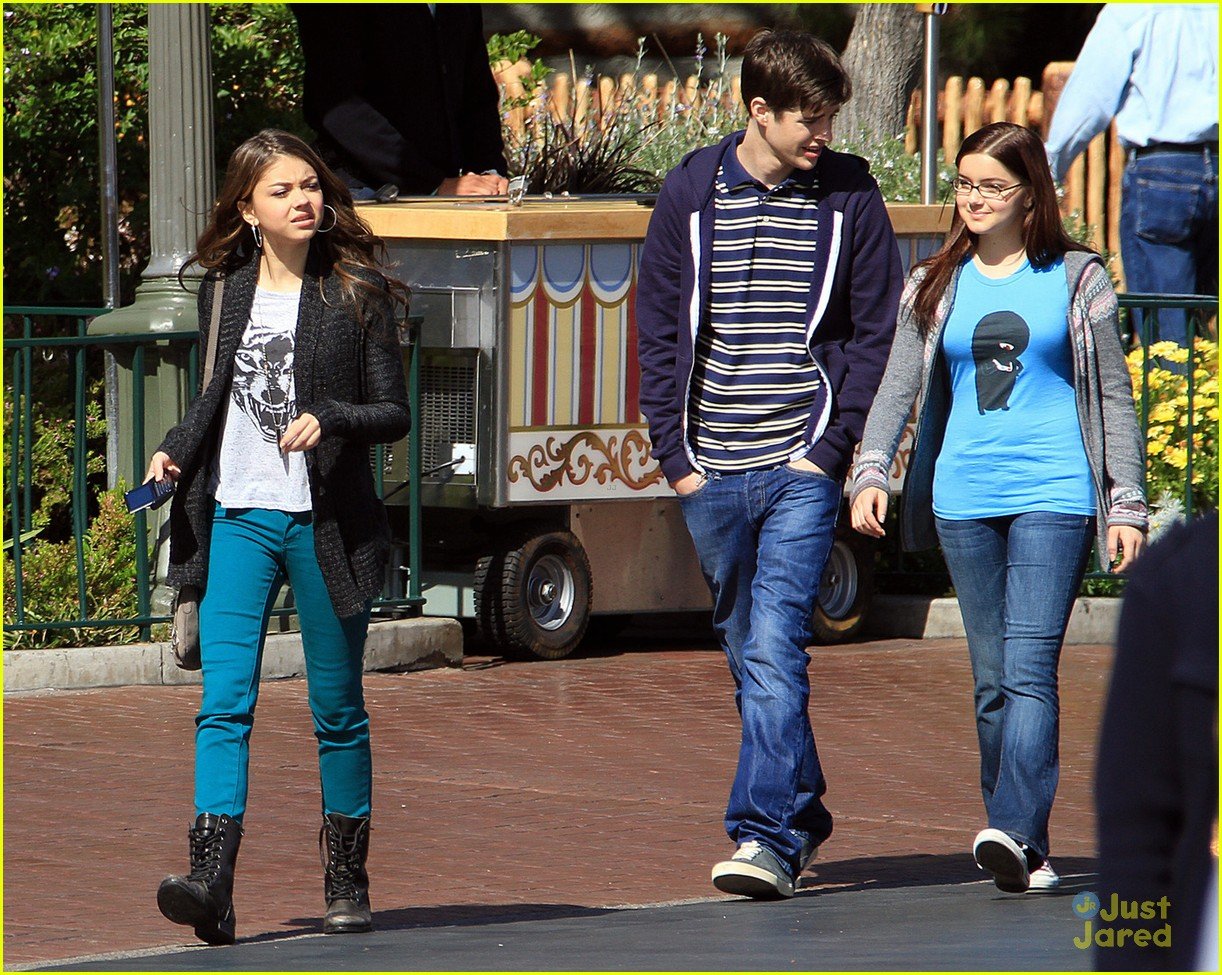 Full Sized Photo of sarah matt disneyland mf 03 | Sarah Hyland