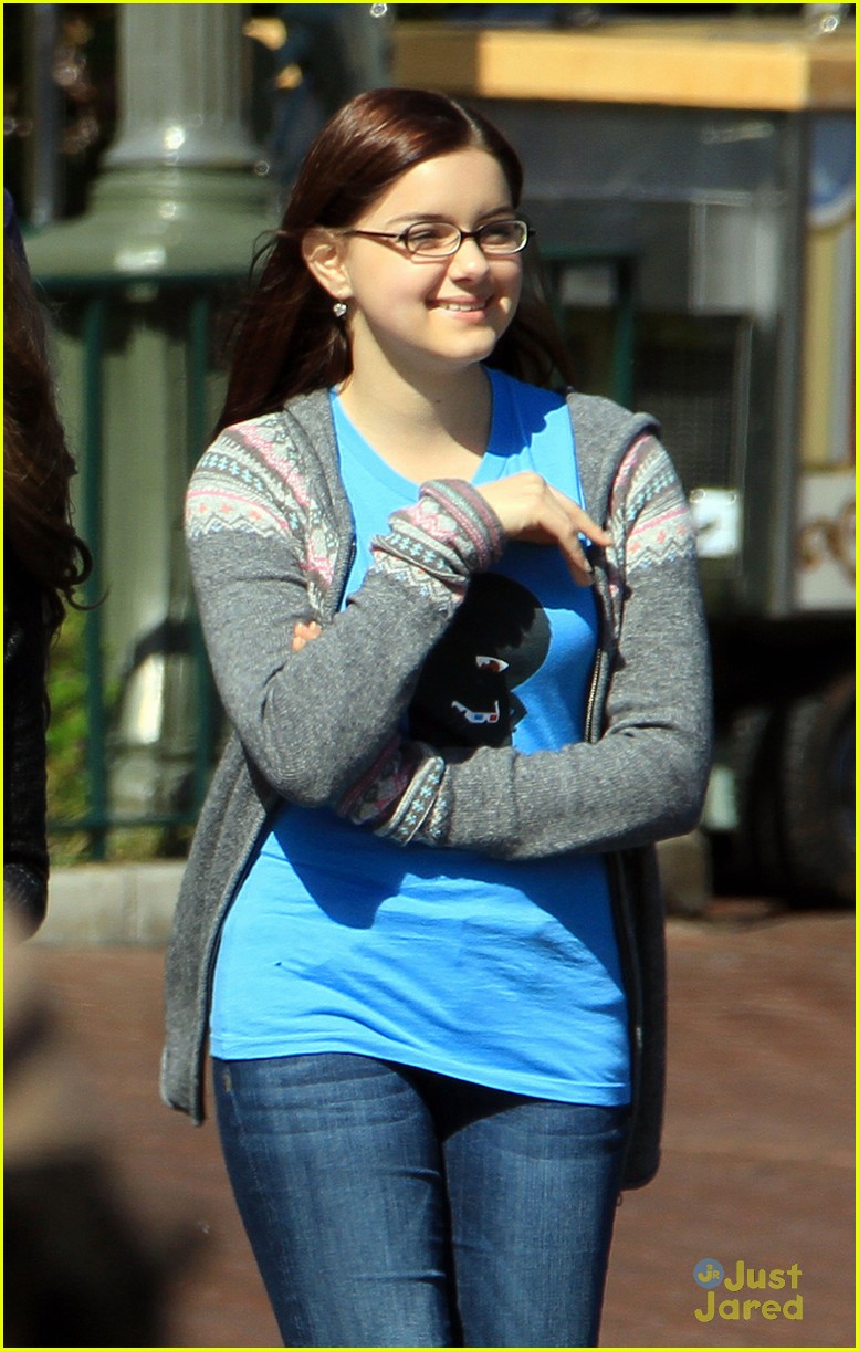 Full Sized Photo of sarah matt disneyland mf 04 | Sarah Hyland
