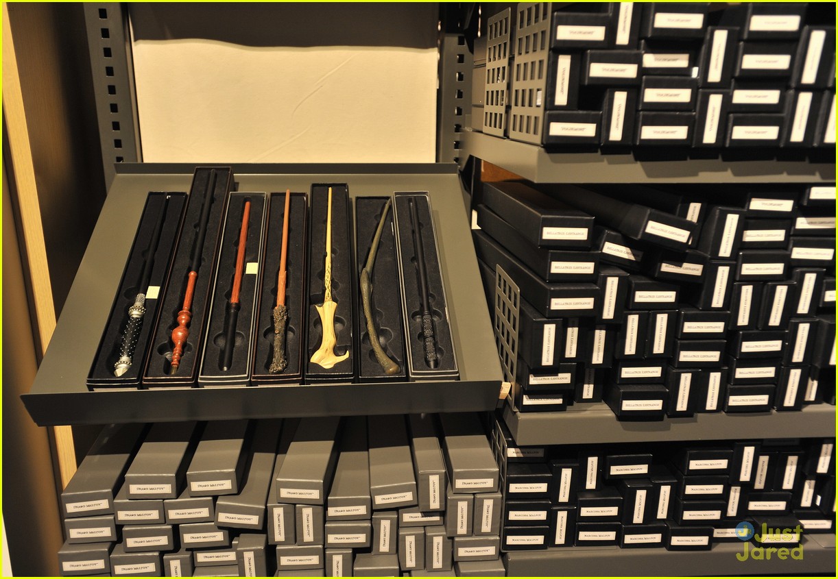 Магазин волшебных палочек оливандера тула. Лавка волшебных палочек оливандера тула. Косой переулок лавка олливандера. Магазин палочек оливандера тула. Магазин волшебных палочек.