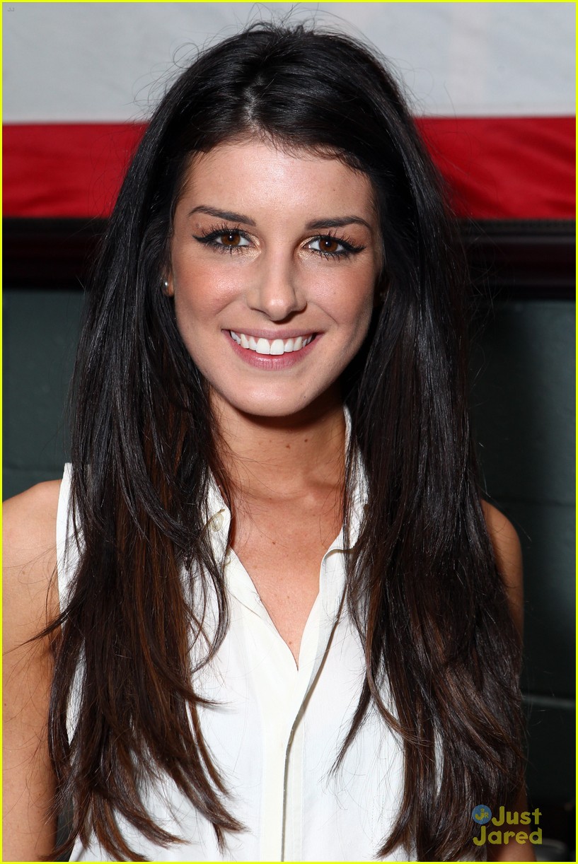 Shenae Grimes: Obsessed with Elizabeth Olsen | Photo 462451 - Photo ...