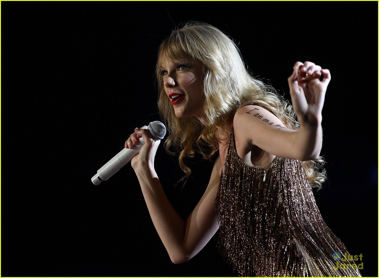 Taylor Swift: Perth Concert Cutie! | Photo 462481 - Photo Gallery ...