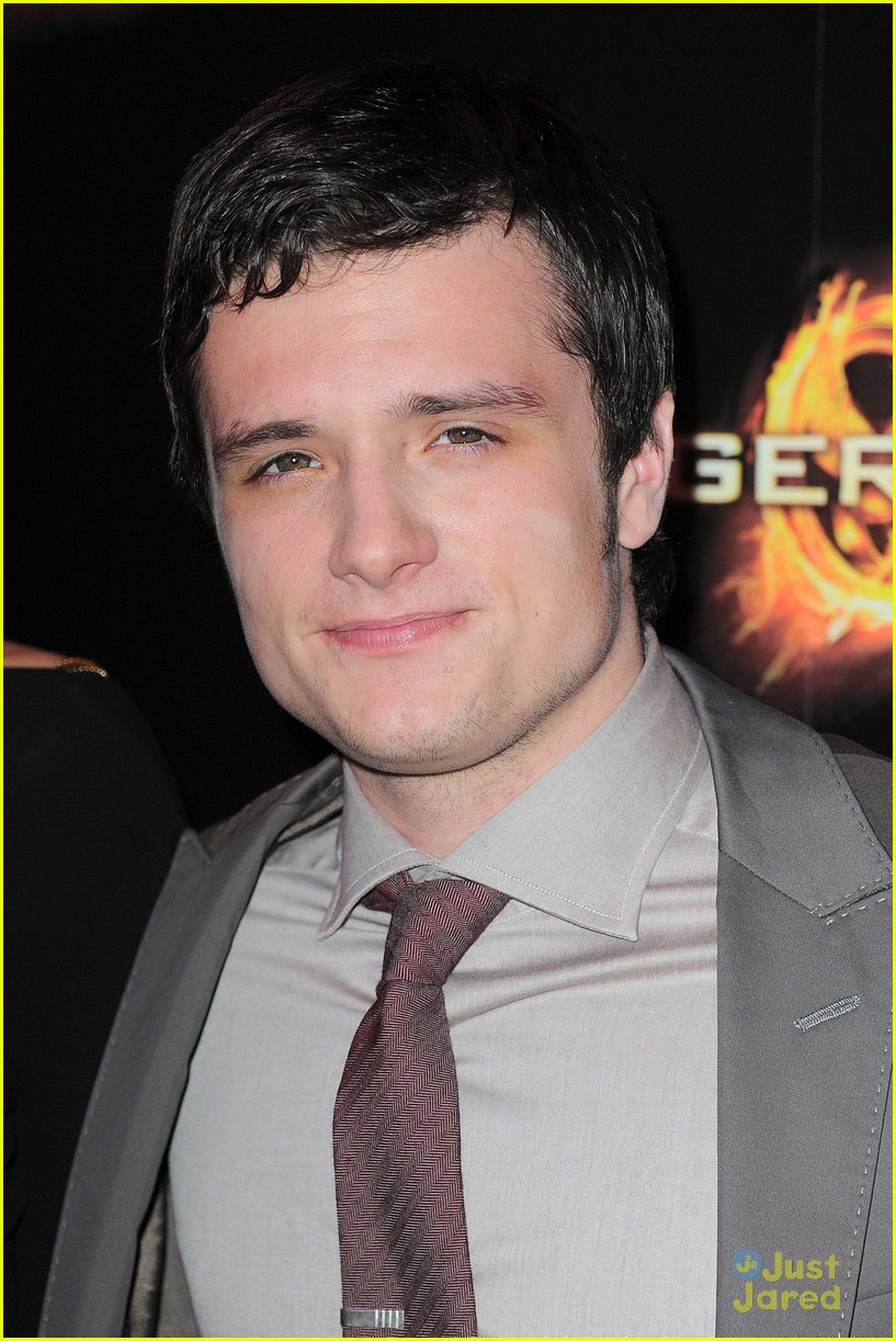 full-sized-photo-of-j-lawrence-hunger-games-paris-premiere-19