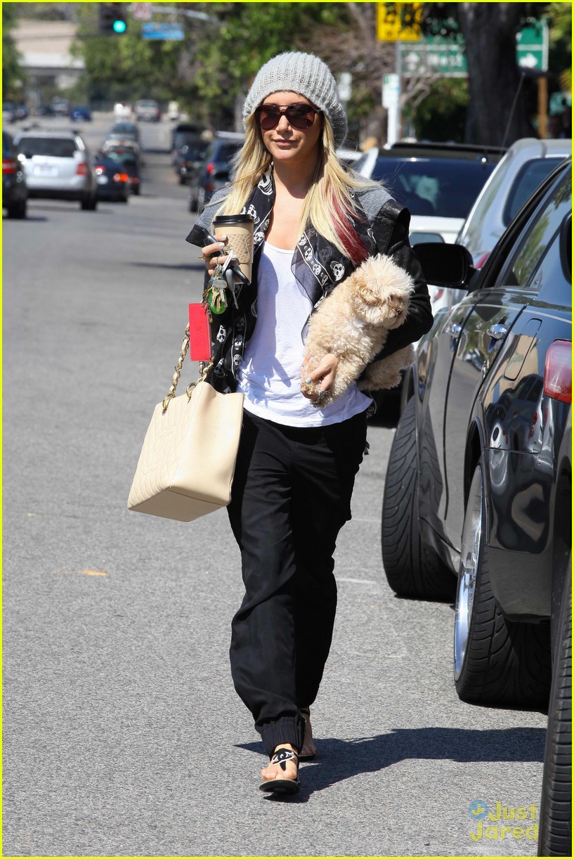 Ashley Tisdale & Maui: Aroma Cafe Cuties | Photo 463933 - Photo Gallery ...