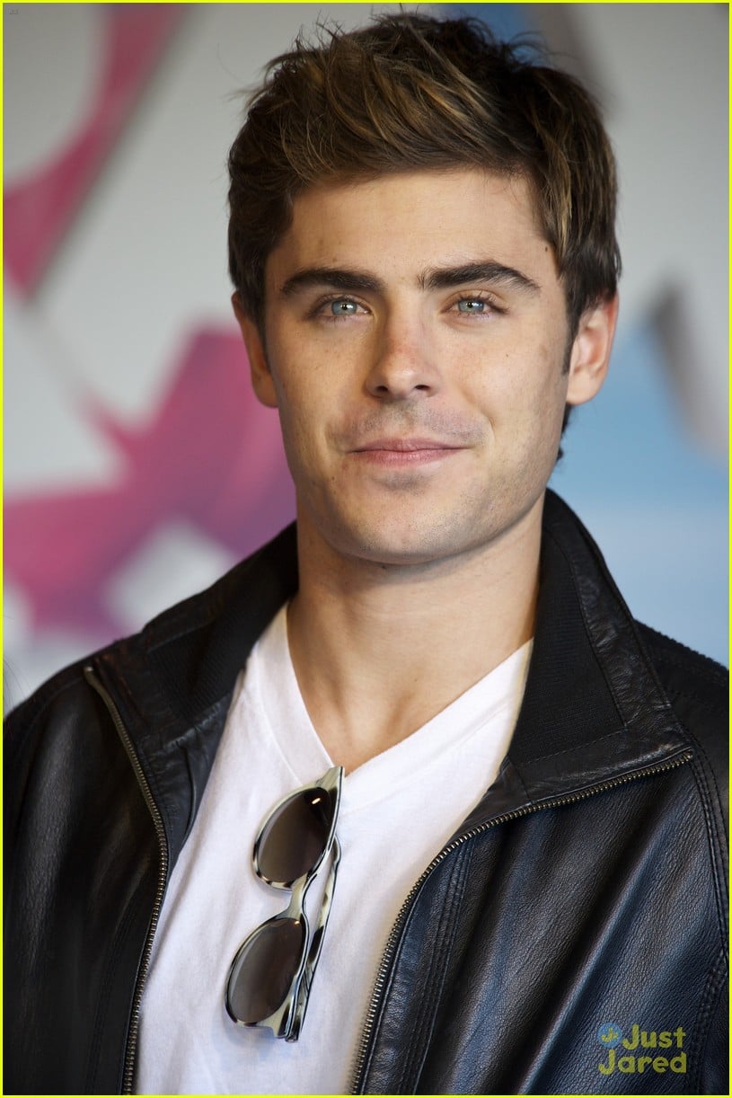 Zac Efron Roams Into Rome | Photo 463359 - Photo Gallery | Just Jared Jr.