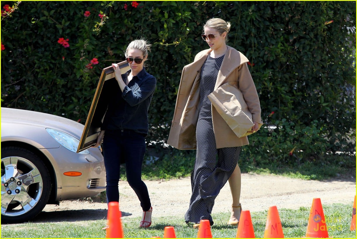 Full Sized Photo of dianna agron flea market 15 | Dianna Agron: Rolling