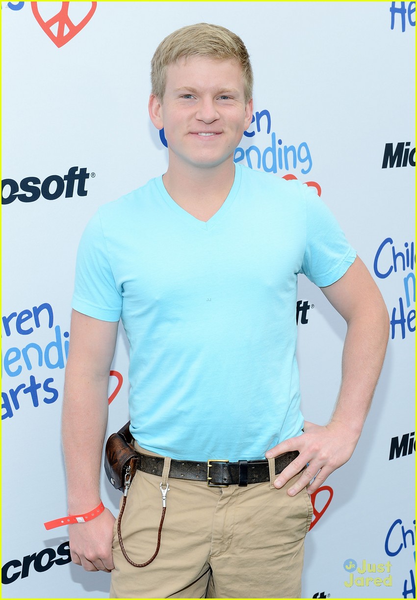 Nathan Kress & Doug Brochu are 'Mending Hearts' Photo 469757 Photo