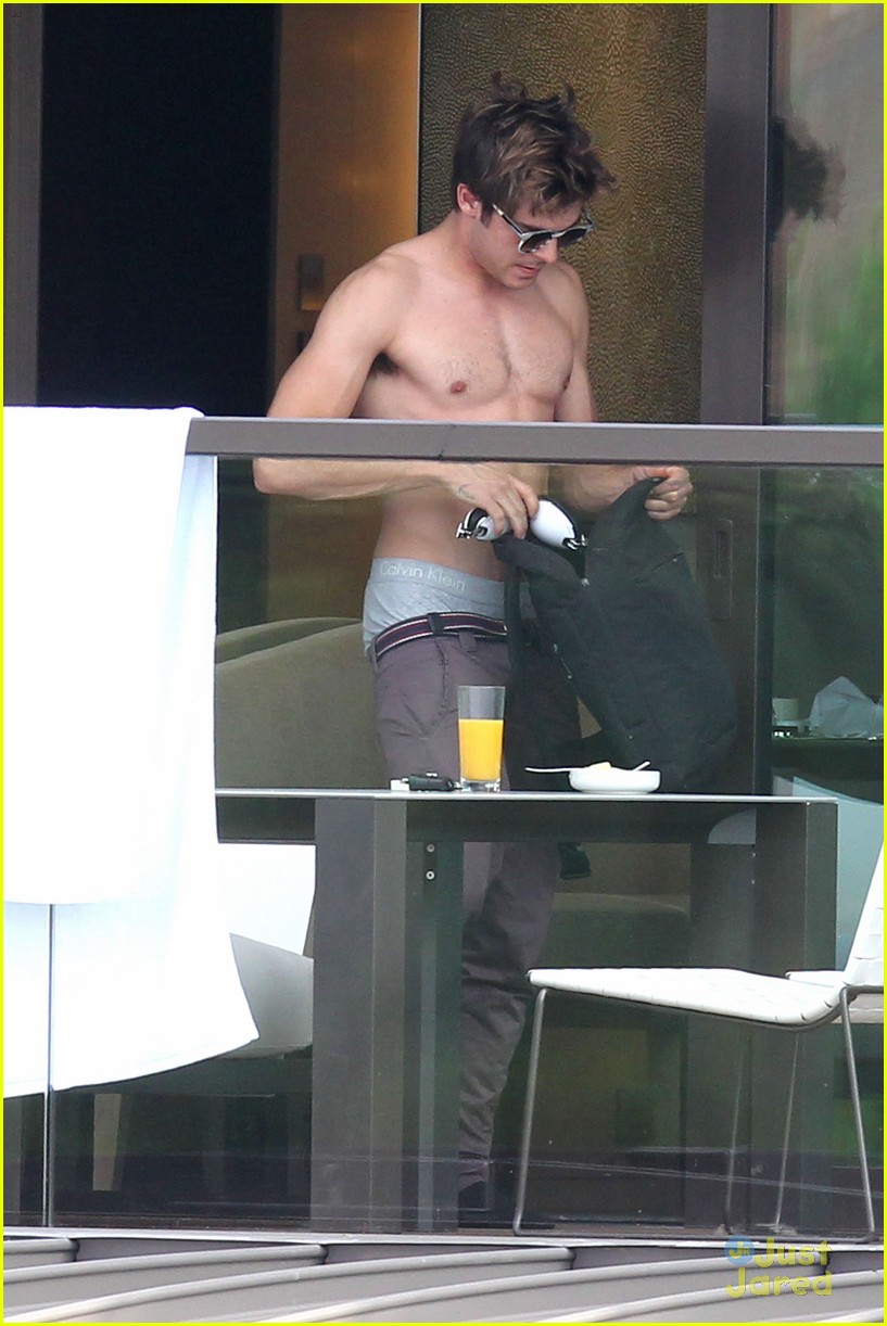 Zac Efron Shirtless At Sydney Hotel Photo 467641 Photo Gallery Just Jared Jr 1685