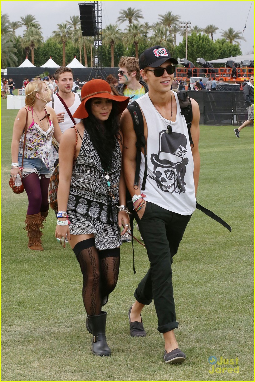Vanessa Hudgens & Austin Butler Kissing Coachella Couple! Photo