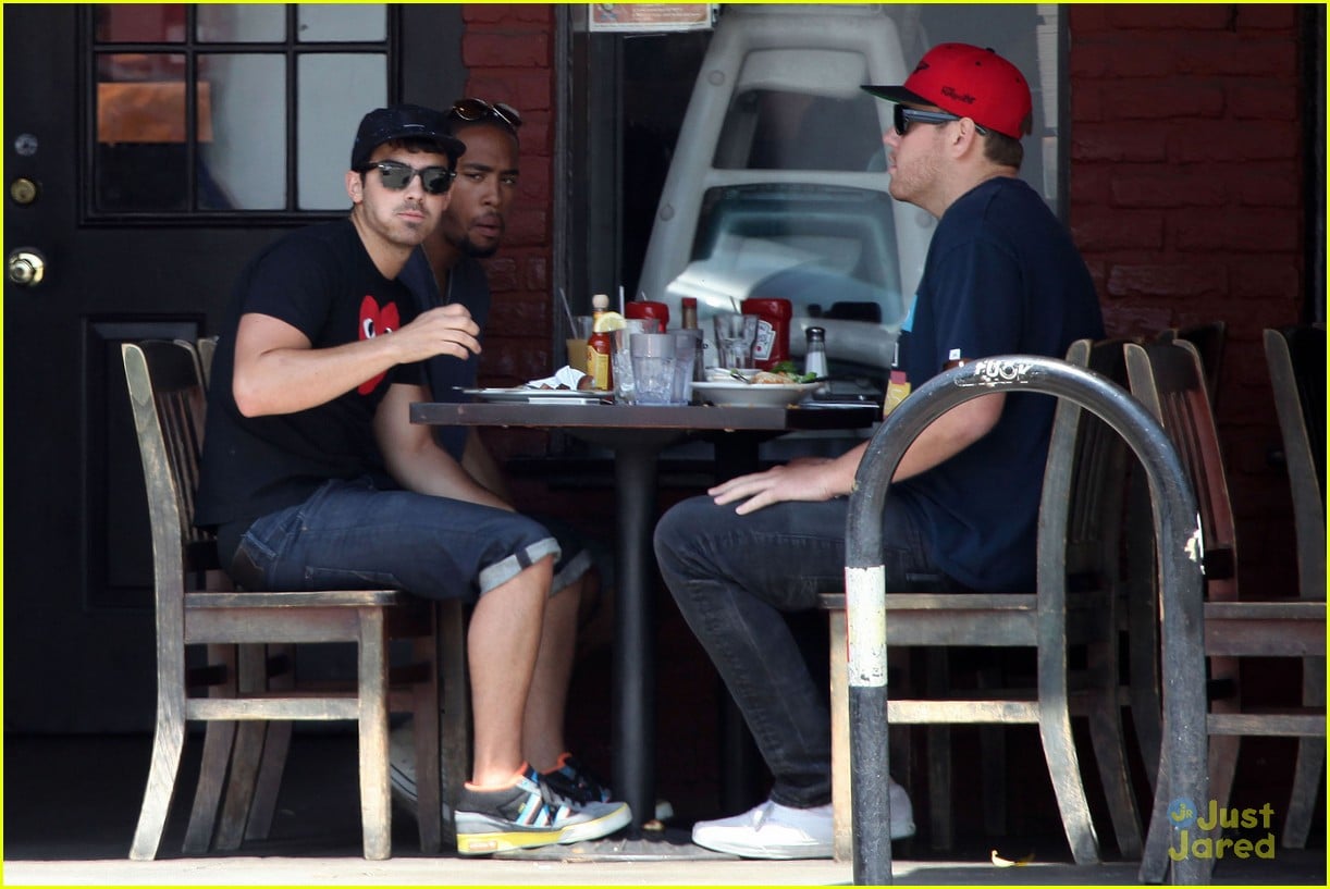 Full Sized Photo of joe jonas lunch la 07 | Joe Jonas: Lunch Time in ...