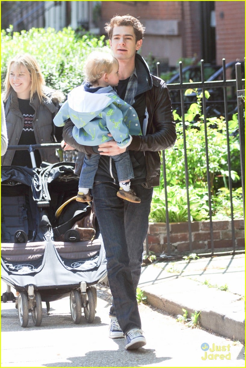 Emma Stone: Baby Duty with Andrew Garfield!: Photo 2654312