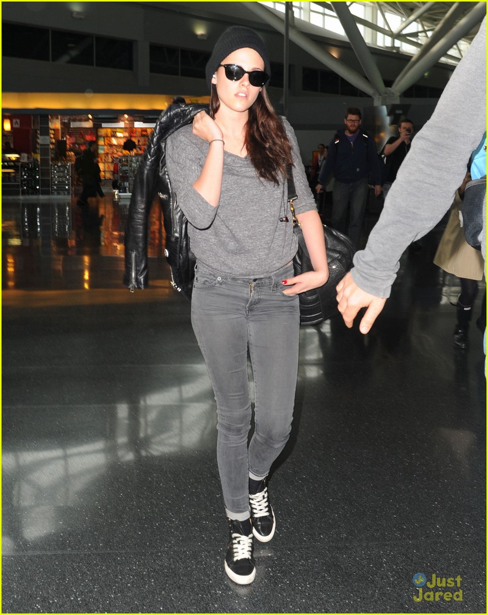 kristen stewart jfk arrival 02
