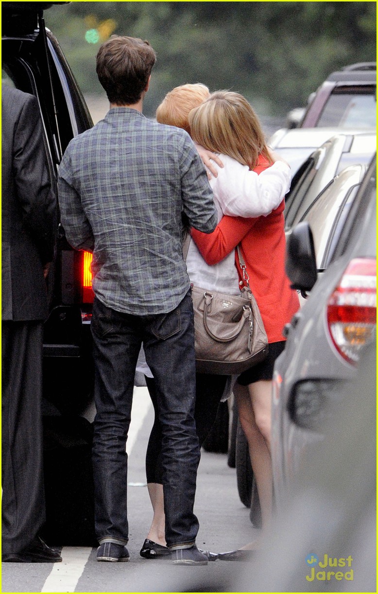 Full Sized Photo of emma stone andrew garfield mom goodbye 05 Emma