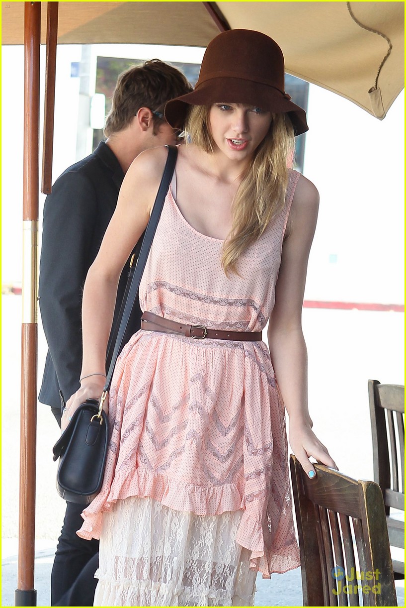 Taylor Swift Funds New Education Center | Photo 473349 - Photo Gallery